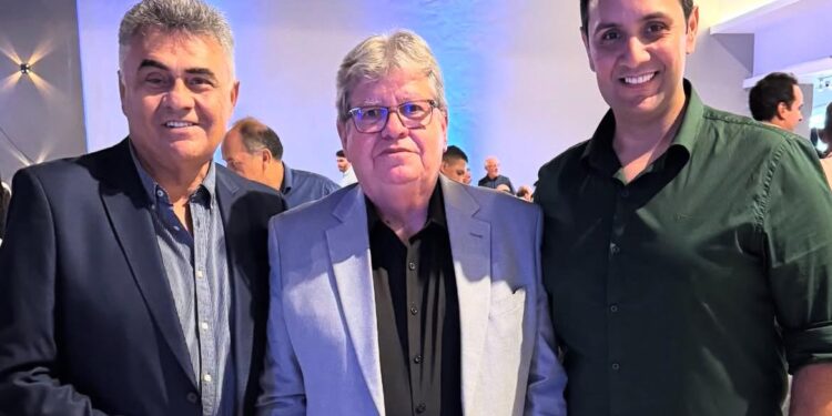 Márcio Roberto prestigia lançamento do programa Paraíba 2025-2026 e agradece João Azevêdo por atender pleitos