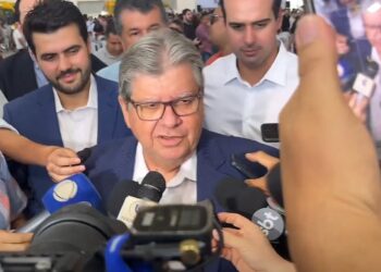 João Azevêdo entrega 114 ônibus escolares aos municípios paraibanos