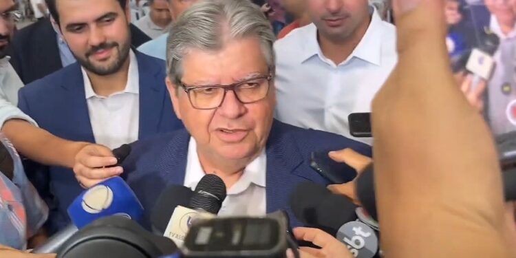 João Azevêdo entrega 114 ônibus escolares aos municípios paraibanos