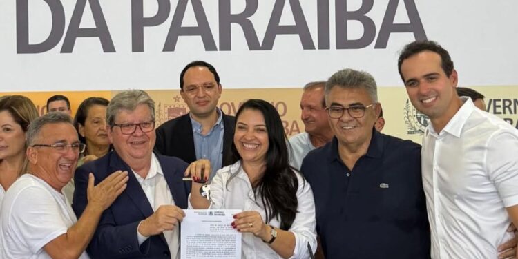 Articulação de Márcio Roberto viabiliza entrega de ônibus escolares para Malta, Paulista, Bom Sucesso e São José de Espinharás