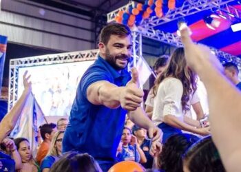 Prefeito paraibano nomeia pai, mãe e esposa como secretários do município