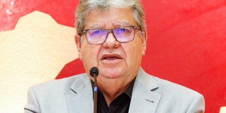 João Azevêdo anuncia reajuste linear para servidores e novos benefícios com impacto de R$ 1,3 bilhão na folha