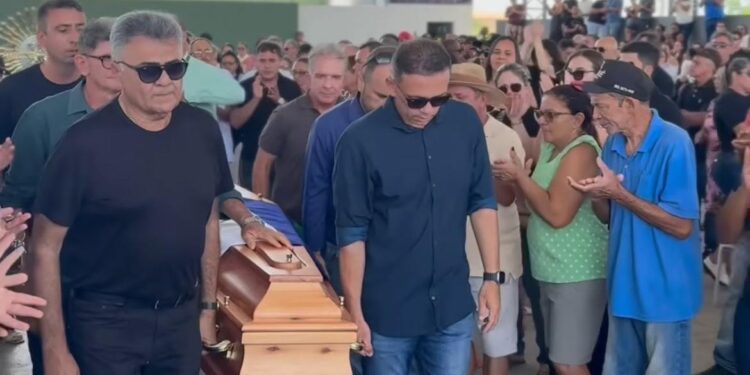 Corpo de ex-prefeito morto após picadas de abelhas é velado em São José de Espinharas