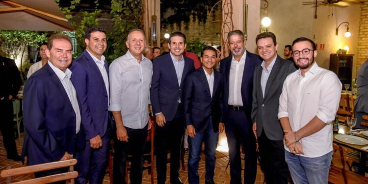 Jantar de Hugo Motta em SP reúne Lira, Valdemar, Tarcísio, Nunes e ministros de Lula