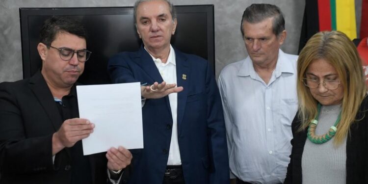 Mikika é empossado pela CMJP após nomeação de Marcílio na Semob