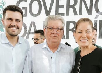 Danielle do Vale participa da entrega de fardamentos e kits escolares ao lado de João Azevêdo