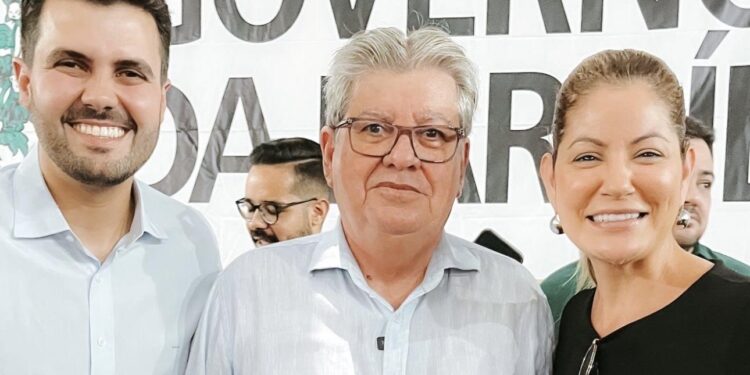 Danielle do Vale participa da entrega de fardamentos e kits escolares ao lado de João Azevêdo