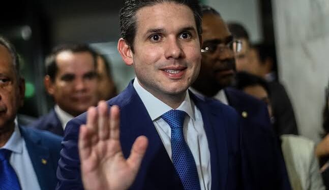 Hugo Motta sela acordo com bolsonaristas para evitar surpresas sobre o “8 de janeiro”