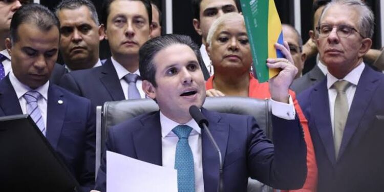 Hugo Motta exonera 465 servidores da Câmara e vai renegociar espaços