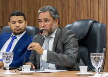 Adriano Martins propõe título de cidadão bayeuxense e medalha Assis Chateaubriand a Hugo Motta