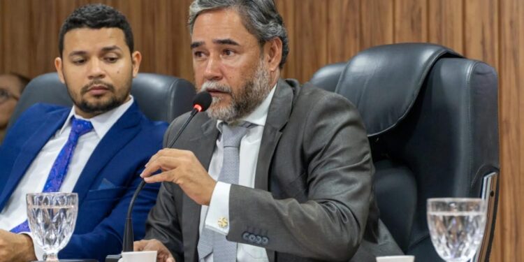 Adriano Martins propõe título de cidadão bayeuxense e medalha Assis Chateaubriand a Hugo Motta