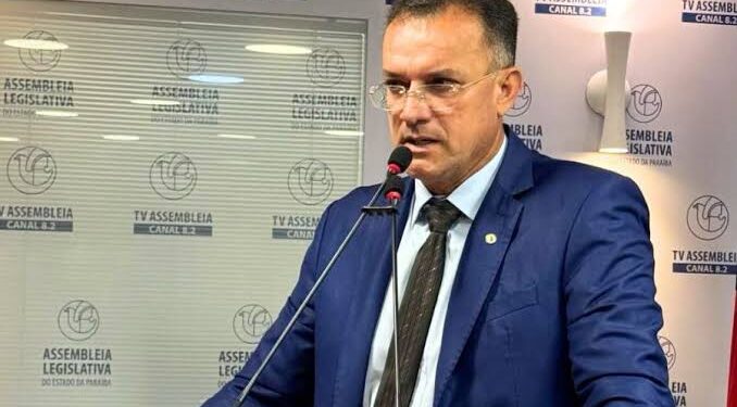 Deputado oposicionista pressiona policiais a rejeitarem proposta de reajuste do governo da Paraíba