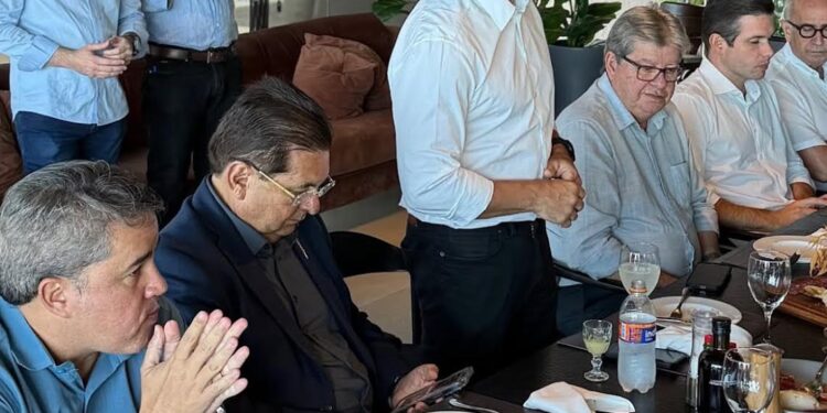 João Azevêdo, Efraim, Galdino, Hugo Motta e Cícero juntos na mesma mesa