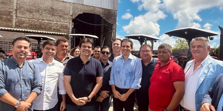 Ao lado do presidente da Câmara, Hugo Mota, deputado Eduardo Carneiro entrega mais 4 máquinas agrícolas para municípios de sua base