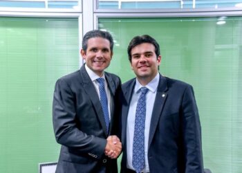 Cumprindo agenda em Brasília, deputado Eduardo Carneiro é recebido pelo presidente da Câmara, Hugo Motta, para tratar temas de interesse da Paraíba