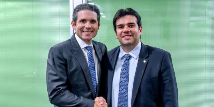 Cumprindo agenda em Brasília, deputado Eduardo Carneiro é recebido pelo presidente da Câmara, Hugo Motta, para tratar temas de interesse da Paraíba