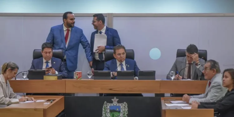 Bastidores: deputados querem alterar Regimento Interno da ALPB para impedir que vice assuma presidência