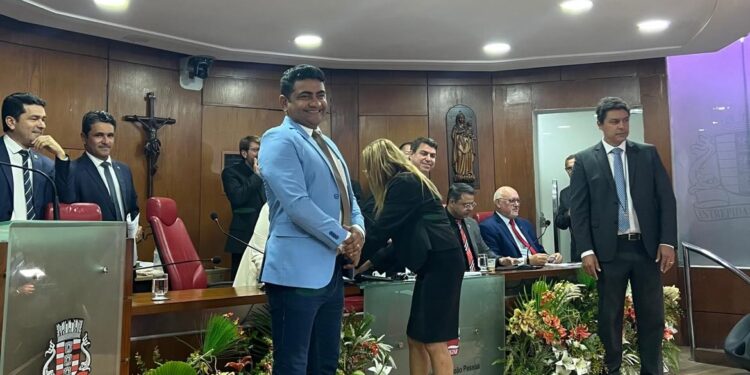 CMJP dá posse a dois novos vereadores após saídas de Guga Pet e Thiago Lucena