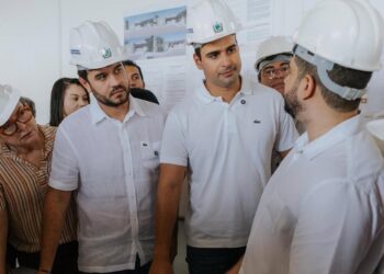 Ao lado de Joaquim, Lucas Ribeiro inspeciona obras de infraestrutura, saúde e habitação em Mamanguape