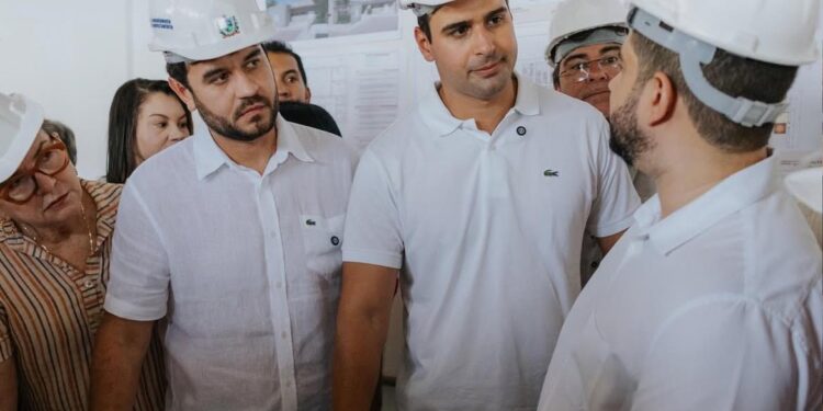 Ao lado de Joaquim, Lucas Ribeiro inspeciona obras de infraestrutura, saúde e habitação em Mamanguape