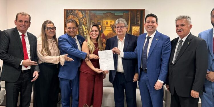 João Azevêdo nomeia Alanna Galdino como conselheira do TCE-PB