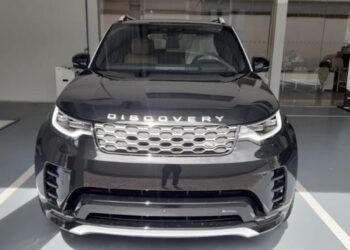 Cliente denuncia concessionária após carro de luxo sofrer danos durante reparo