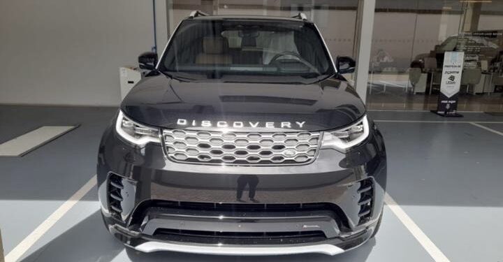 Cliente denuncia concessionária após carro de luxo sofrer danos durante reparo