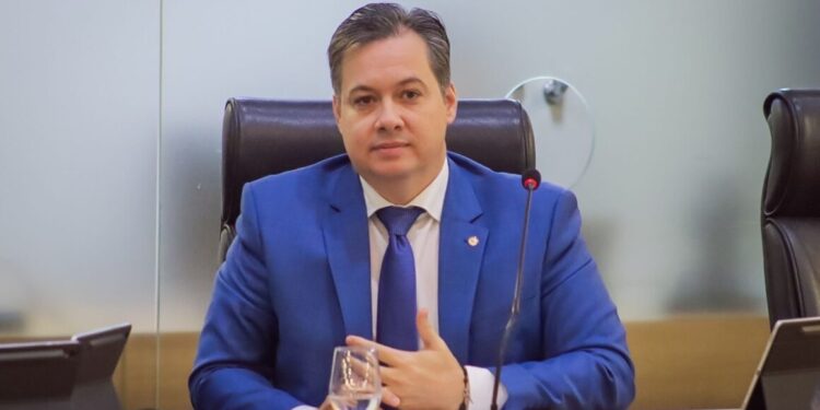 Júnior Araújo confirma saída do PSB e sinaliza filiação ao Progressistas