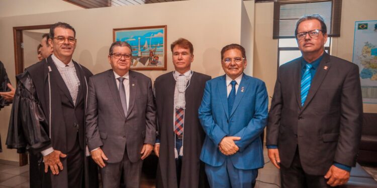 Adriano Galdino prestigia posse do desembargador Oswaldo Trigueiro na presidência do TRE-PB