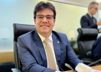 Projeto de Eduardo Carneiro cria serviço permanente para combate à evasão escolar na Paraíba