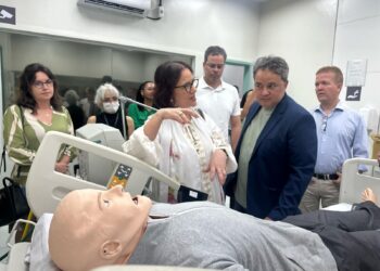 Efraim entrega simuladores de alta tecnologia ao Hospital Universitário Lauro Wanderley