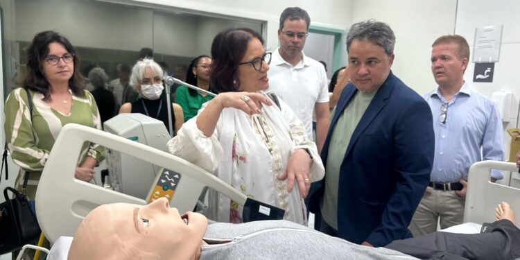 Efraim entrega simuladores de alta tecnologia ao Hospital Universitário Lauro Wanderley