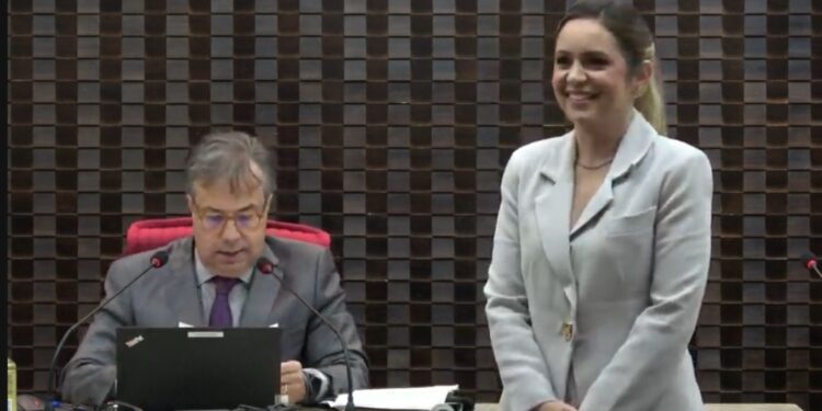 Alanna Galdino toma posse como primeira mulher conselheira do TCE-PB