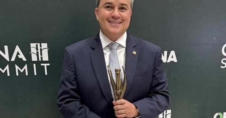 Efraim recebe prêmio nacional por atuar em defesa do agronegócio e do produtor rural brasileiro