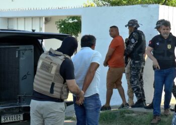 Ex-prefeito paraibano suspeito de desviar dinheiro público para plantio de maconha deixa prisão e é recebido com festa