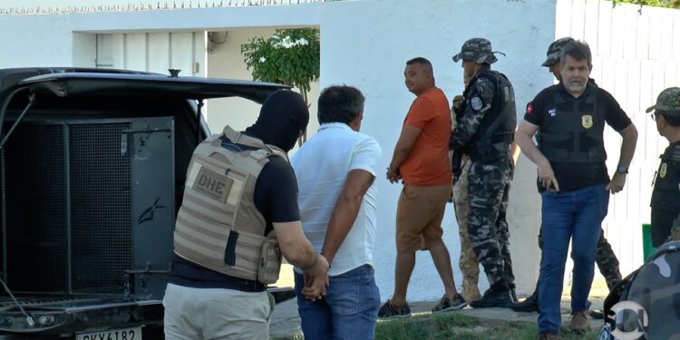 Ex-prefeito paraibano suspeito de desviar dinheiro público para plantio de maconha deixa prisão e é recebido com festa