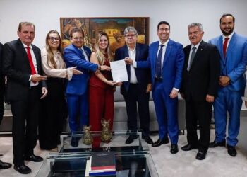 Adriano convoca deputados, e TCE julga nesta quarta a nomeação de Alanna Galdino