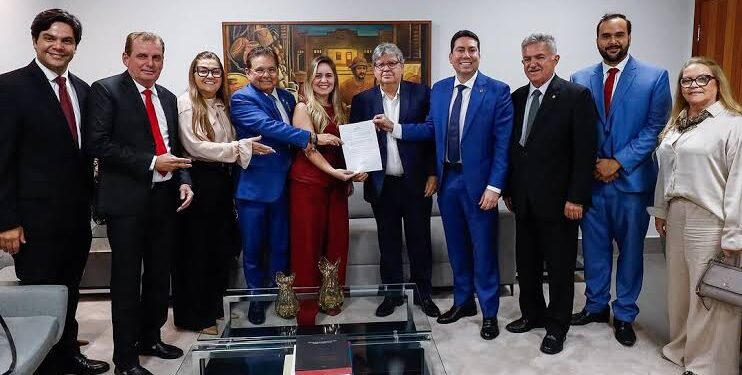 Adriano convoca deputados, e TCE julga nesta quarta a nomeação de Alanna Galdino