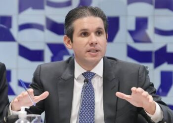 Hugo Motta articula com líderes e isola PL de Bolsonaro em debate sobre anistia