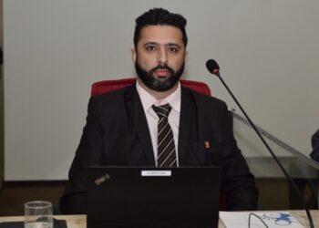 Substituto que votou contra Alanna responde processo contra própria nomeação e ocupa vaga da conselheira no TCE