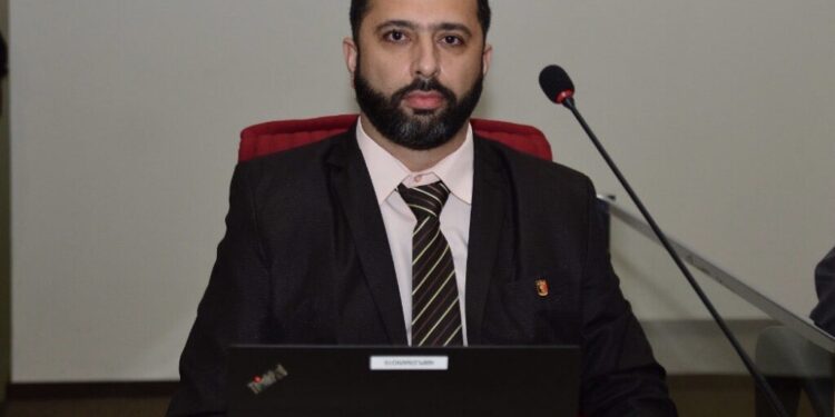 Substituto que votou contra Alanna responde processo contra própria nomeação e ocupa vaga da conselheira no TCE