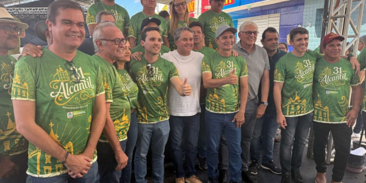Cícero, Efraim e Romero dividem palanque em Alcantil e esquentam cenário para 2026