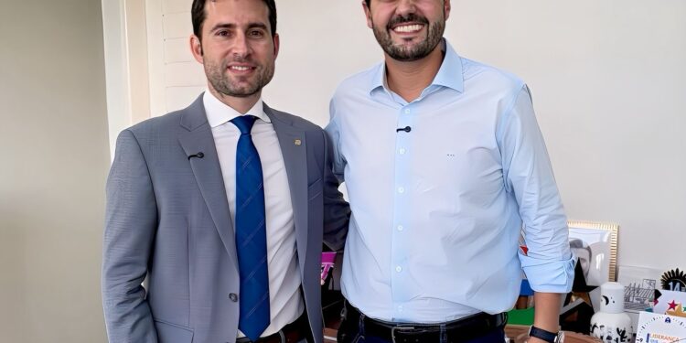 Michel Henrique garante reforma de escola histórica em Monteiro após reunião com secretário de Educação