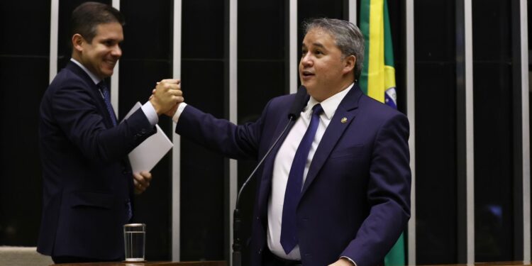 Dia Livre de Impostos: Efraim reforça combate à alta carga tributária