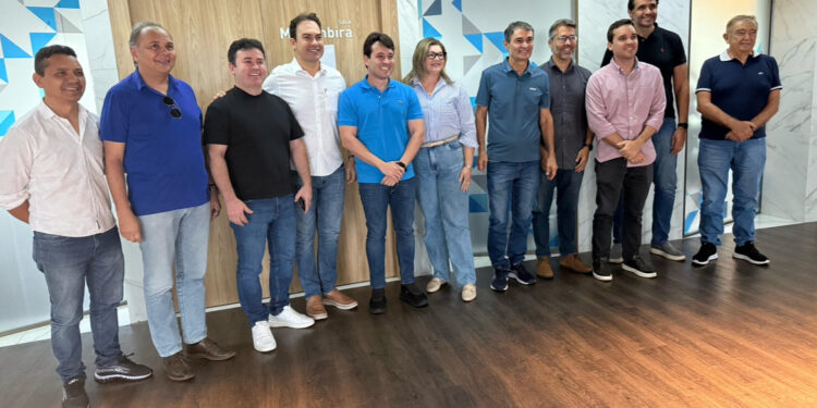 Após sentar com Efraim, grupo de pré-candidatos à Assembleia vai à mesa com os Gadelhas, de olho no Podemos