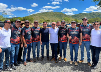 De cavalo e de foguete: Prefeito de Mogeiro recebe Efraim e Cícero durante evento