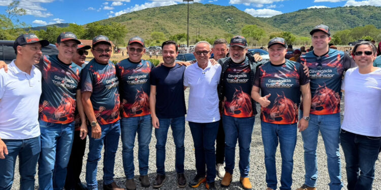 De cavalo e de foguete: Prefeito de Mogeiro recebe Efraim e Cícero durante evento