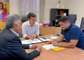 Márcio Roberto e Pedrito solicitam nova UPA para Santa Rita em reunião com secretário de Saúde