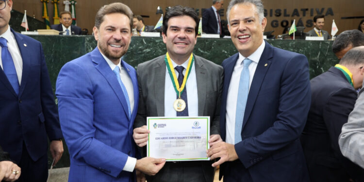 Eduardo Carneiro recebe a maior honraria da Assembleia Legislativa de Goiás