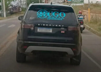 Hugo Motta governador? Adesivo em carro reforça especulações sobre candidatura ao Governo em 2026